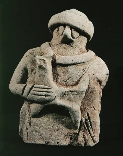 Pastýř nesoucí ovci, hliněná figurka nalezená v Girsu, 17. století př. n. l.